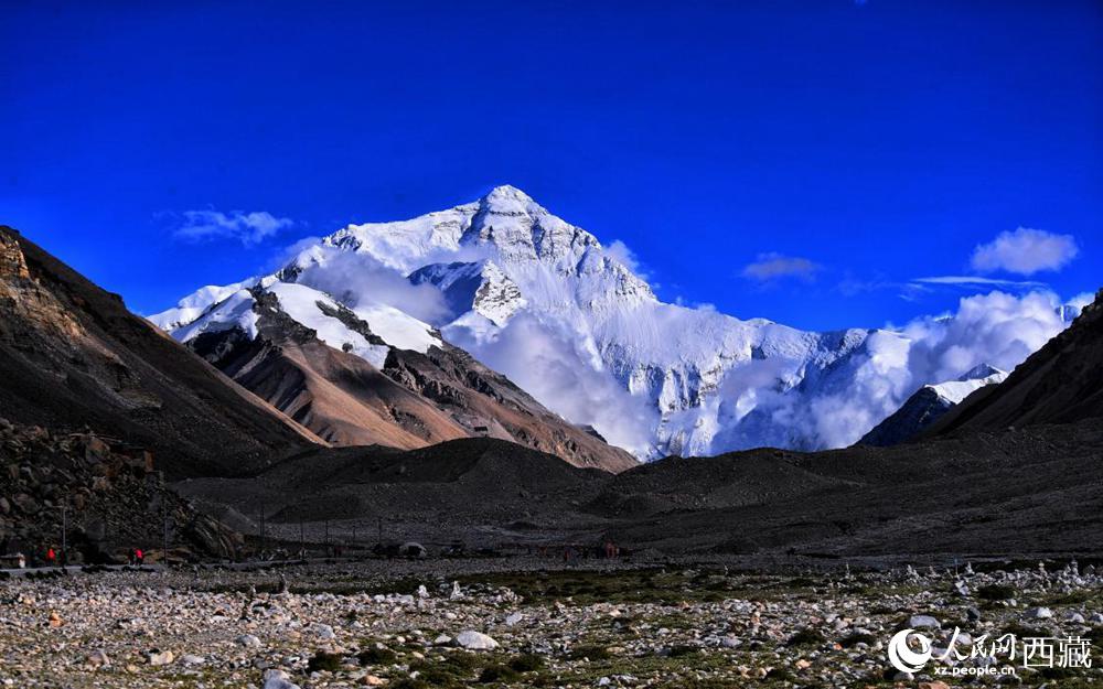 遠眺珠穆朗瑪峰。