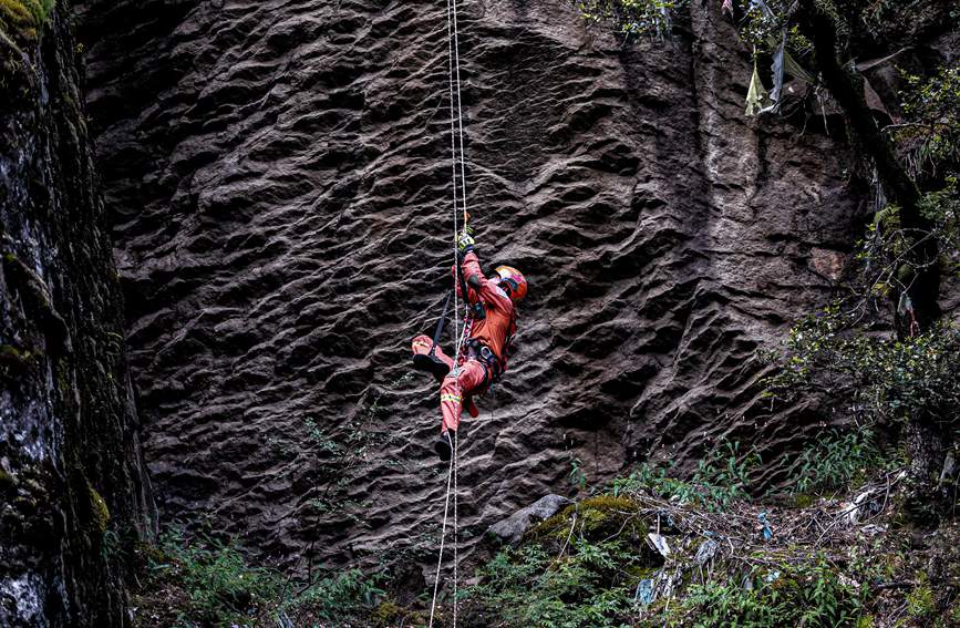 救援實(shí)戰(zhàn)訓(xùn)練中，消防員垂直攀爬。西繞拉翁攝