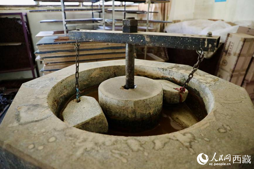 制作藏香的原料用石頭混合研磨。人民網(wǎng)記者 次仁羅布攝