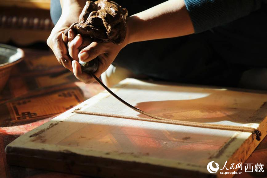 制作藏香過(guò)程。人民網(wǎng)記者 次仁羅布攝