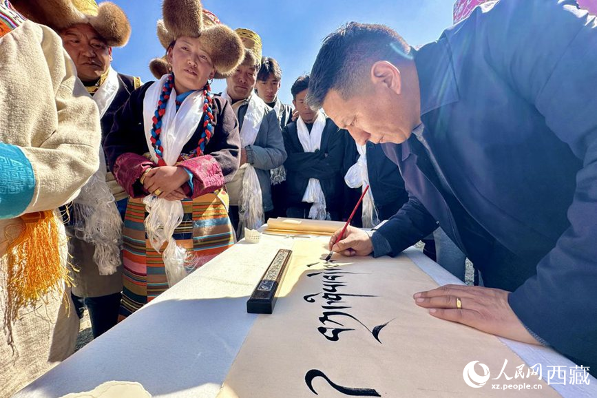 書法家為祈福一年的豐收提筆祝詞。