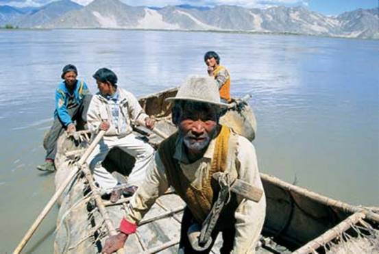 1圖 拉薩渡口的牛皮船。圖片來(lái)源《中國(guó)西藏》雜志.jpg