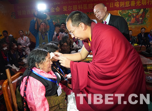 3圖 十一世班禪為益西拉姆（左一）揭紗。攝影：王淑.JPG