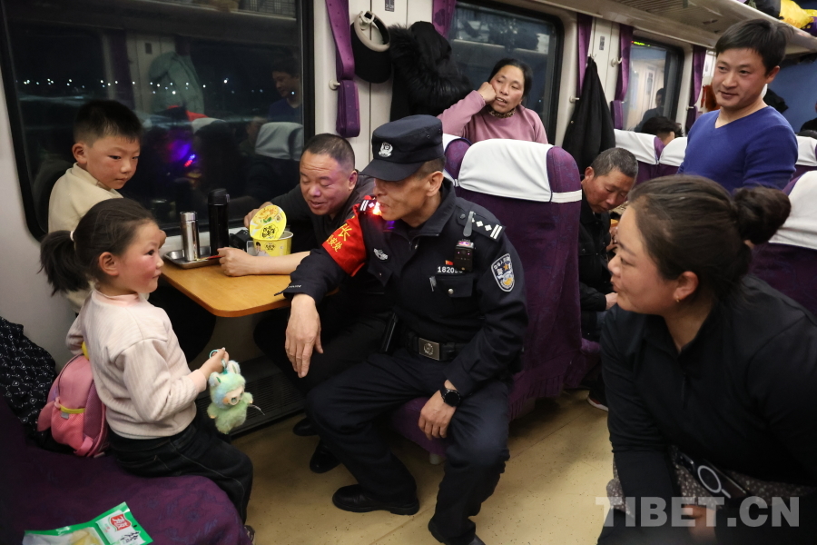 乘警長左紅彬在巡視車廂間隙，向攜帶兒童的旅客專門叮囑安全注意事項。.JPG