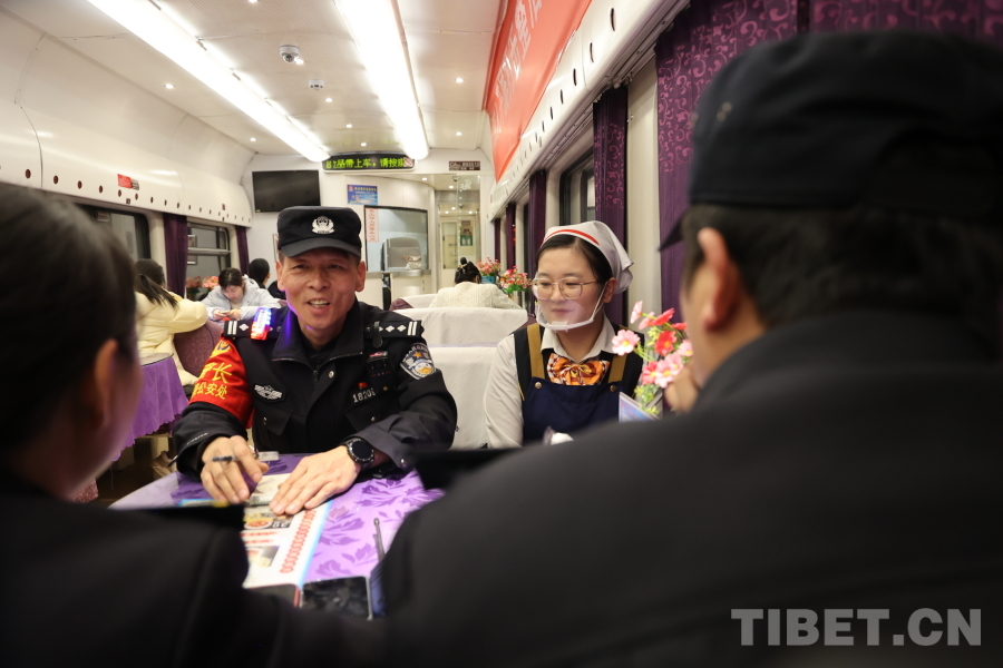深夜巡視結(jié)束后，乘警長左紅彬與列車工作人員一起召開聯(lián)席會議。.JPG
