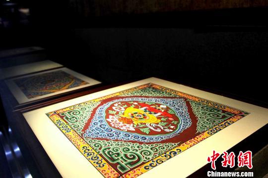 圖為藏式建筑傳統(tǒng)圖案?！?zhí)砀?攝