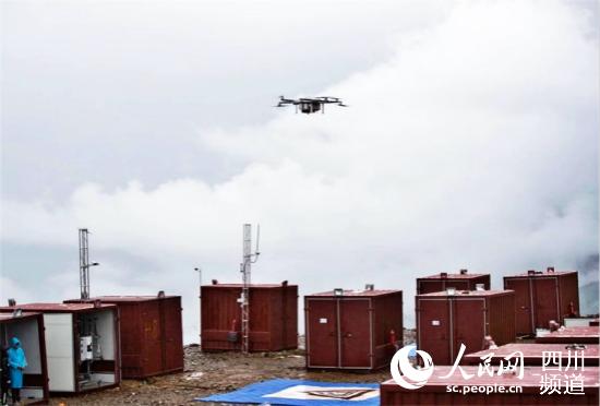 四川甘孜雅江縣引入無人機(jī)運(yùn)輸，拓寬群眾致富增收新渠道。（圖片由雅江縣委宣傳部提供）