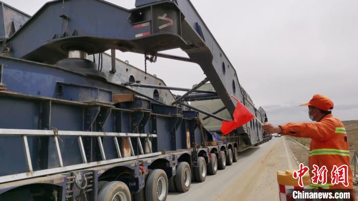 青海至河南特高壓工程28臺(tái)核心設(shè)備有序運(yùn)輸單件車(chē)貨總重超400噸