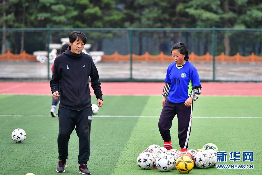 （體育·專題）（17）足球——踢球吧！草原女孩