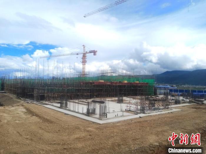 圖為香格里拉站實(shí)現(xiàn)封頂。中國鐵路昆明局集團(tuán)供圖