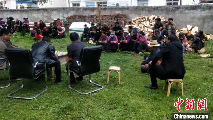 村民接受防火常識(shí)教育。若爾蓋縣林業(yè)和草原局供圖