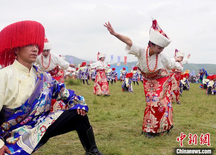 當(dāng)?shù)孛癖姎g慶香浪節(jié)?！「哒?攝