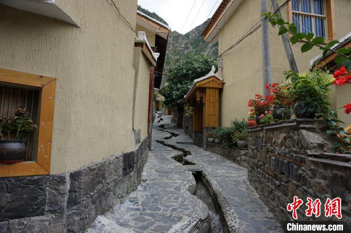 沿溪流分布的若吉村民宿?！∽g 攝