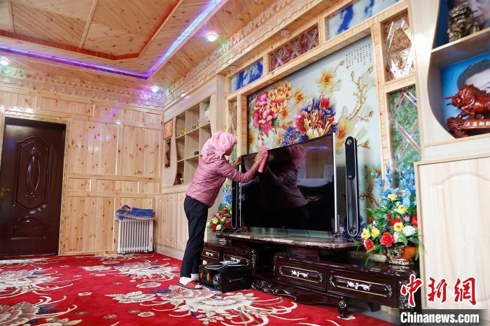 圖為做家務(wù)的項青達(dá)杰妻子。　馬銘言 攝