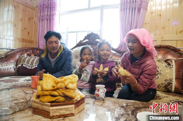 圖為項青達(dá)杰一家人合影?！●R銘言 攝