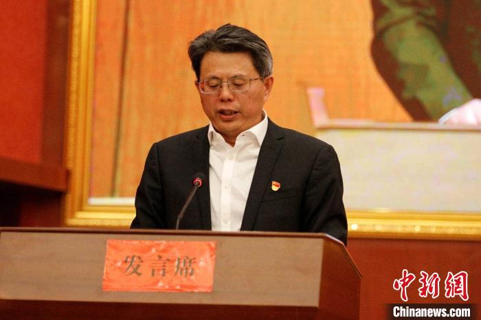 圖為果洛州委常委、副州長(zhǎng)、上海市援青聯(lián)絡(luò)組組長(zhǎng)馮志勇總結(jié)對(duì)口支援十年工作?！」逯菸麄鞑抗﹫D 攝