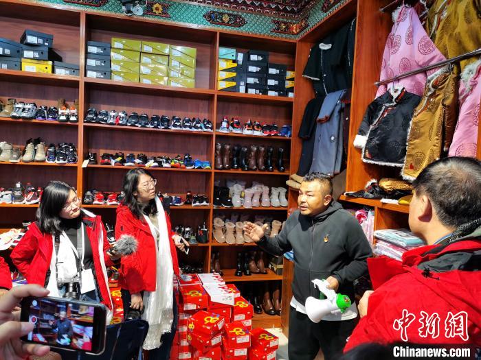 圖為中外媒體在玉樹州玉樹市甘達村采訪?！?zhí)砀?攝