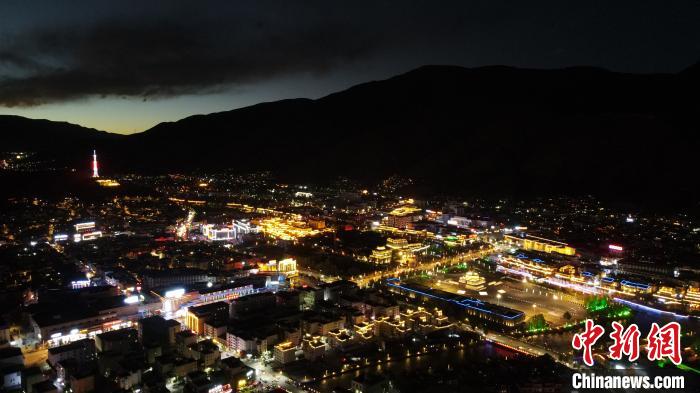 圖為玉樹市城市建設?！√K丹 攝