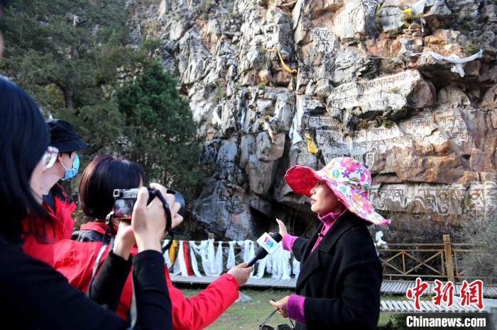 圖為中外媒體在玉樹州玉樹市采訪文旅融合情況?！?zhí)砀?攝