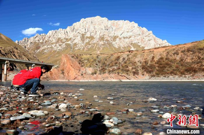 圖為中外記者在雜多縣境內(nèi)的瀾滄江干流采訪當?shù)厣鷳B(tài)保護情況?！?zhí)砀?攝
