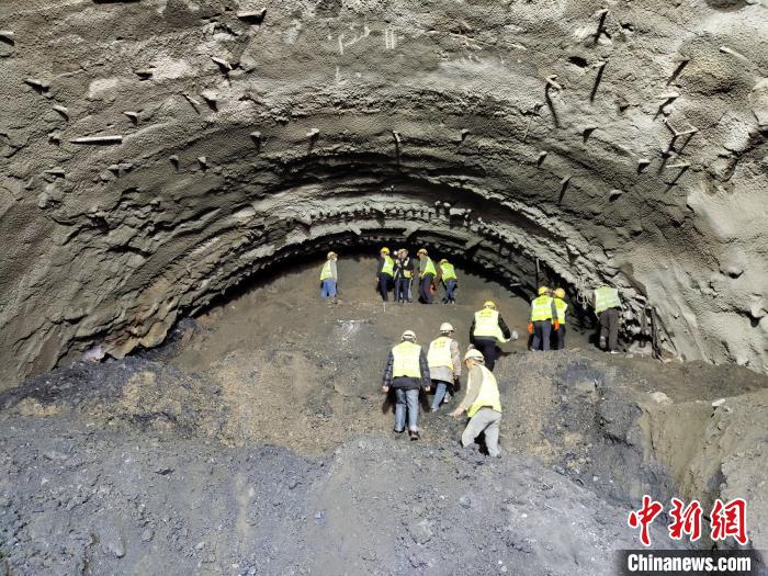 圖為久馬高速查針梁子隧道施工現(xiàn)場?！⊥貔i 攝