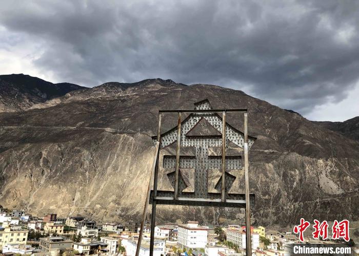 圖為處在山巒腳下的奔子欄?！】姵?攝