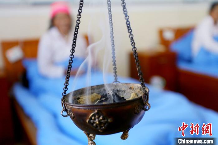 圖為藏醫(yī)熏藥療法?！「哒?攝