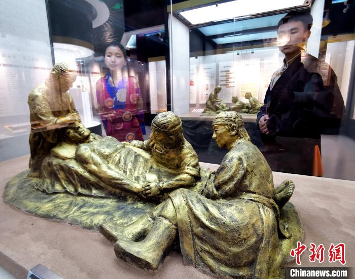 圖為模擬的藏醫(yī)眼科手術(shù)場(chǎng)景?！?zhí)砀?攝