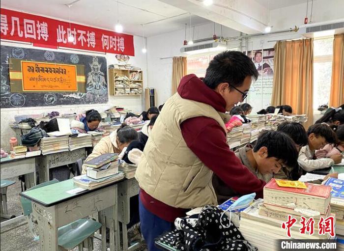 學(xué)生在免費輔導(dǎo)班上課?！∧岈敵?攝