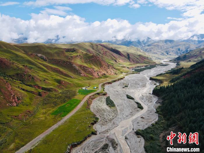資料圖為祁連山國家公園青海片區(qū)?！±罱瓕?攝