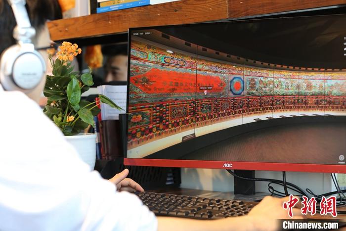 2月23日，青海西寧，市民利用VR瀏覽長達(dá)608米的《中國藏族文化藝術(shù)彩繪大觀》。農(nóng)歷辛丑牛年新年“巧遇”藏歷鐵牛新年，青海高原農(nóng)牧民特別是生活在城市的藏族民眾，正享受從“流口水”的糌粑到“鎮(zhèn)館之寶”VR體驗(yàn)的味覺、視覺“大餐”之變。<a target='_blank' ><p  align=