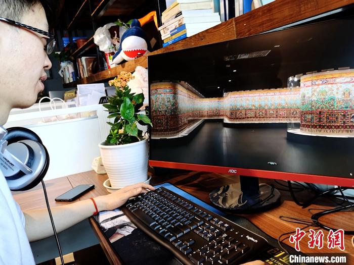 2月23日，青海西寧，市民利用VR瀏覽長(zhǎng)達(dá)608米的《中國(guó)藏族文化藝術(shù)彩繪大觀》。農(nóng)歷辛丑牛年新年“巧遇”藏歷鐵牛新年，青海高原農(nóng)牧民特別是生活在城市的藏族民眾，正享受從“流口水”的糌粑到“鎮(zhèn)館之寶”VR體驗(yàn)的味覺(jué)、視覺(jué)“大餐”之變。<a target='_blank' ><p  align=