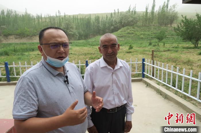 圖右為普魯村當(dāng)年迎接進(jìn)藏先遣連入村的見證者后代西日普·依布地?！畛坛?攝