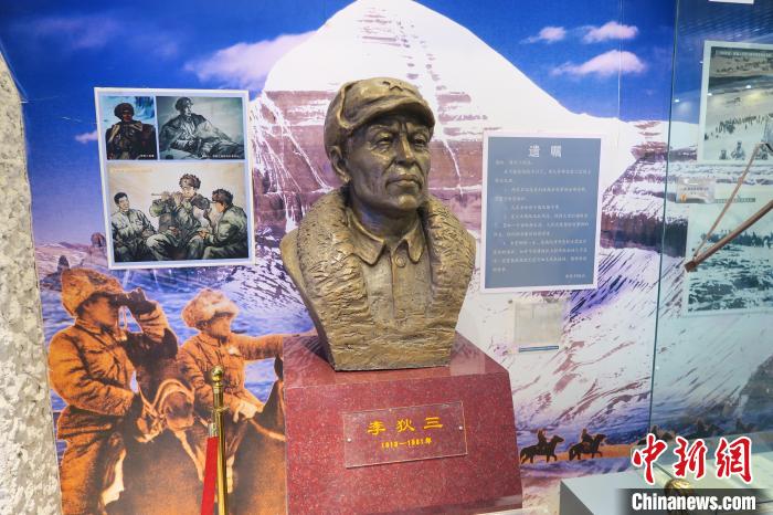 圖為南疆軍區(qū)某合成團(tuán)1連榮譽室，雕像是進(jìn)藏先遣英雄連總指揮李狄三?！畛坛?攝