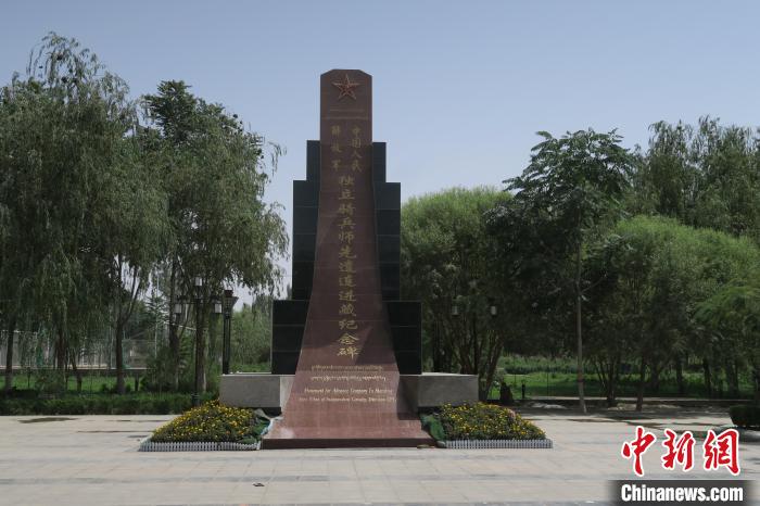 圖為位于于田縣中心的中國人民解放軍獨立騎兵師先遣連進(jìn)藏紀(jì)念碑。　楊程晨 攝