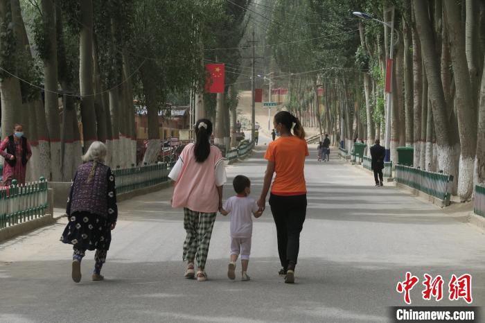 圖為進(jìn)藏先遣英雄連誓師地原址所在的新疆維吾爾自治區(qū)和田地區(qū)于田縣普魯村現(xiàn)貌?！畛坛?攝