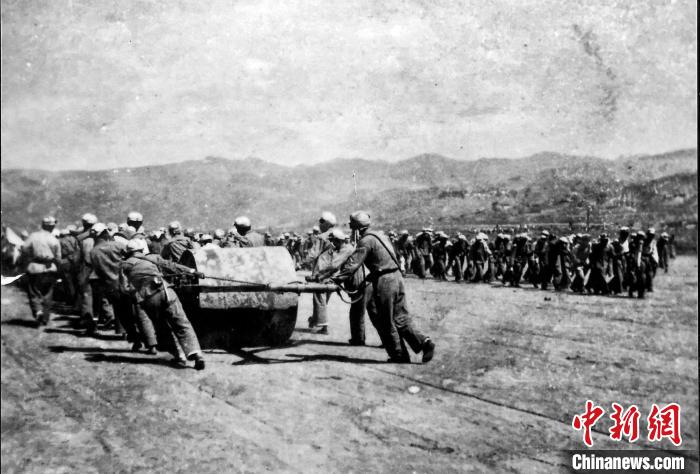 十八軍戰(zhàn)士修建機(jī)場跑道。(歷史圖片由十八軍后代張小康提供，劉炳科翻拍)