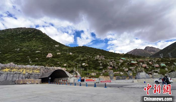 已建成通車的雀兒山隧道?！⒅铱?攝