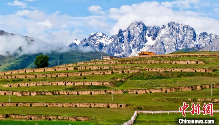 十八軍甘孜窯洞群?！⒅铱?攝