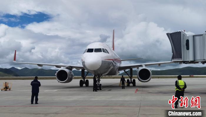 康定機(jī)場一架航班降落?！⒅铱?攝