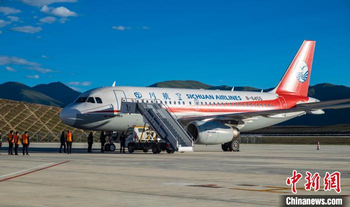 甘孜格薩爾機(jī)場?！⒈?攝