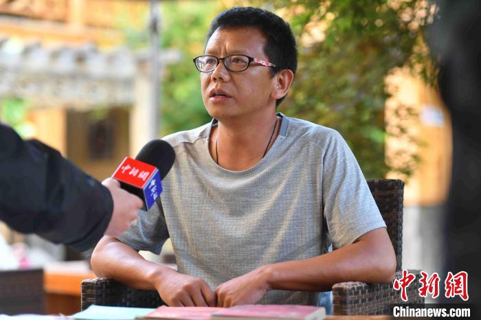 圖為和澗秋接受記者采訪?！⑷疥?yáng) 攝