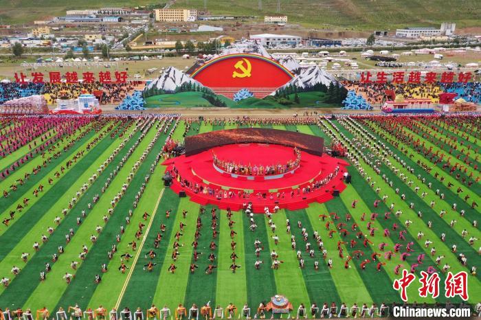 圖為玉樹藏族自治州成立70周年慶祝大會(huì)現(xiàn)場(chǎng)?！●R銘言 攝