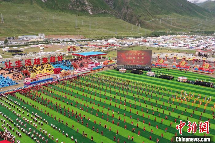 圖為玉樹藏族自治州成立70周年慶祝大會現(xiàn)場?！●R銘言 攝