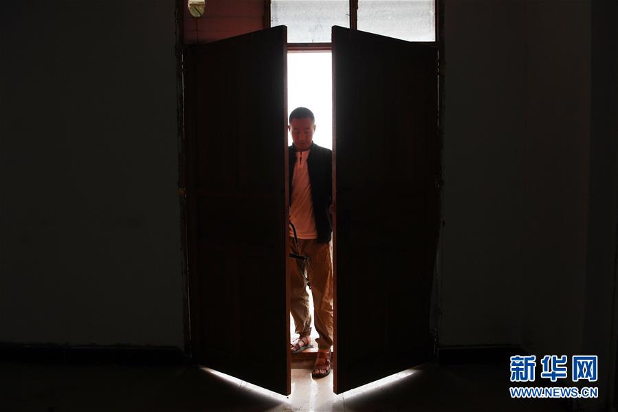 （新華全媒+）（10）千里“挪窩”，踏實(shí)開啟新生活