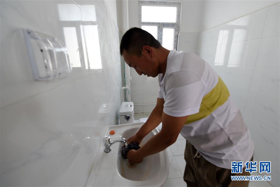 （新華全媒+）（23）千里“挪窩”，踏實(shí)開啟新生活