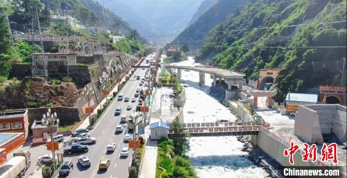 郭達山隧道進口實況。　康巴傳媒供圖