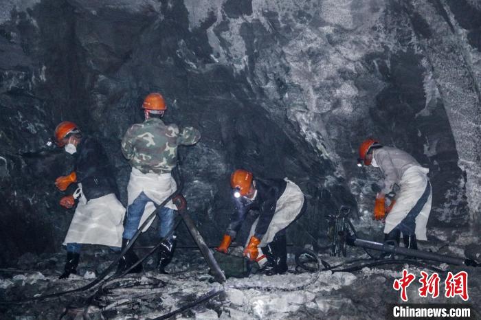 隧道開挖作業(yè)施工現(xiàn)場。　康巴傳媒供圖