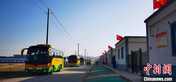 圖為搬遷民眾抵達(dá)安置區(qū)。　魏建軍 攝