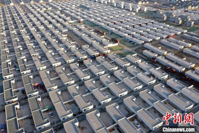 圖為蘭州新區(qū)移民安置區(qū)?！《P 攝